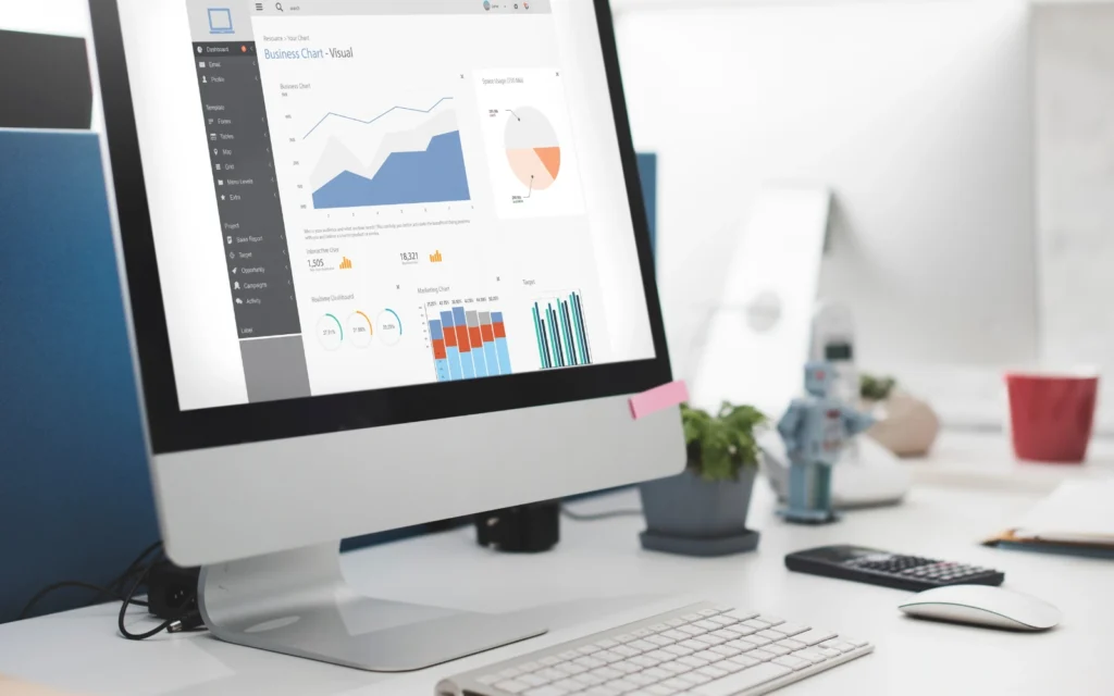 Computer su scrivania con analisi e dati statistici